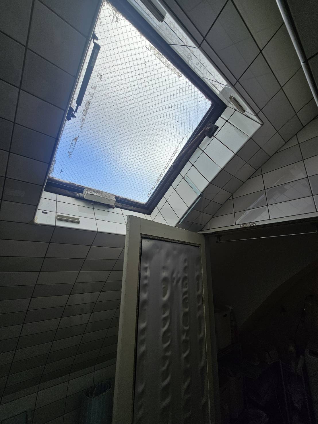 施工前：浴室天窓